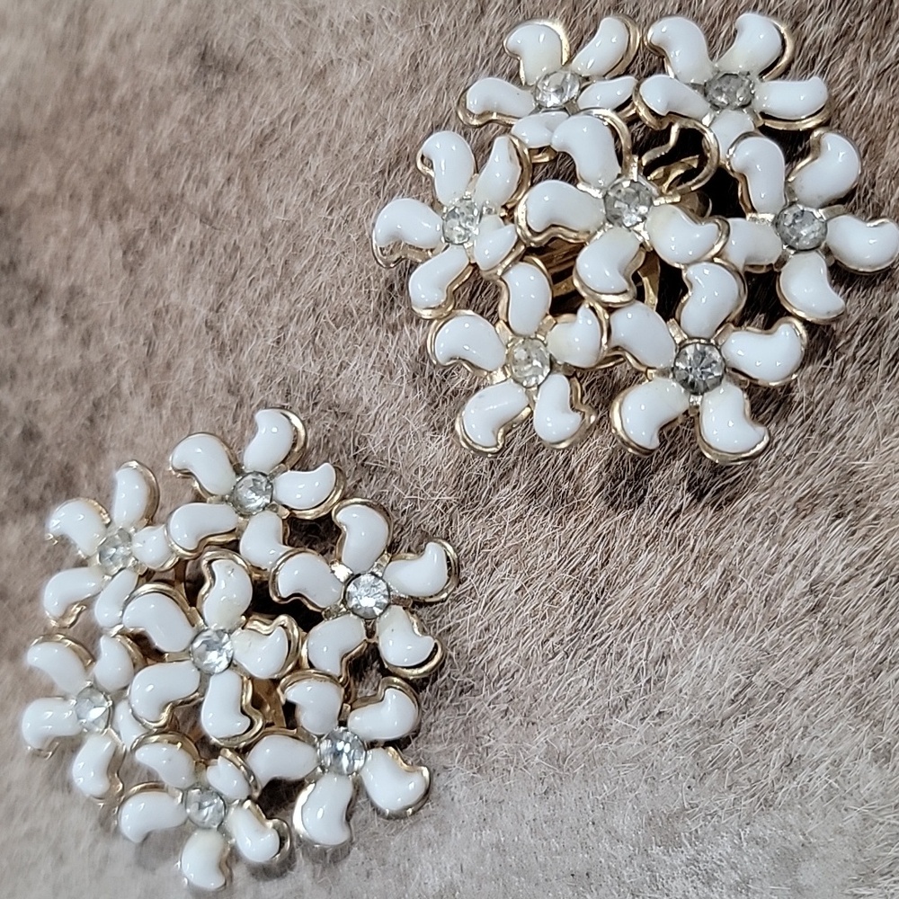 Vtg. White Floral Cluster Clip-On Earrings